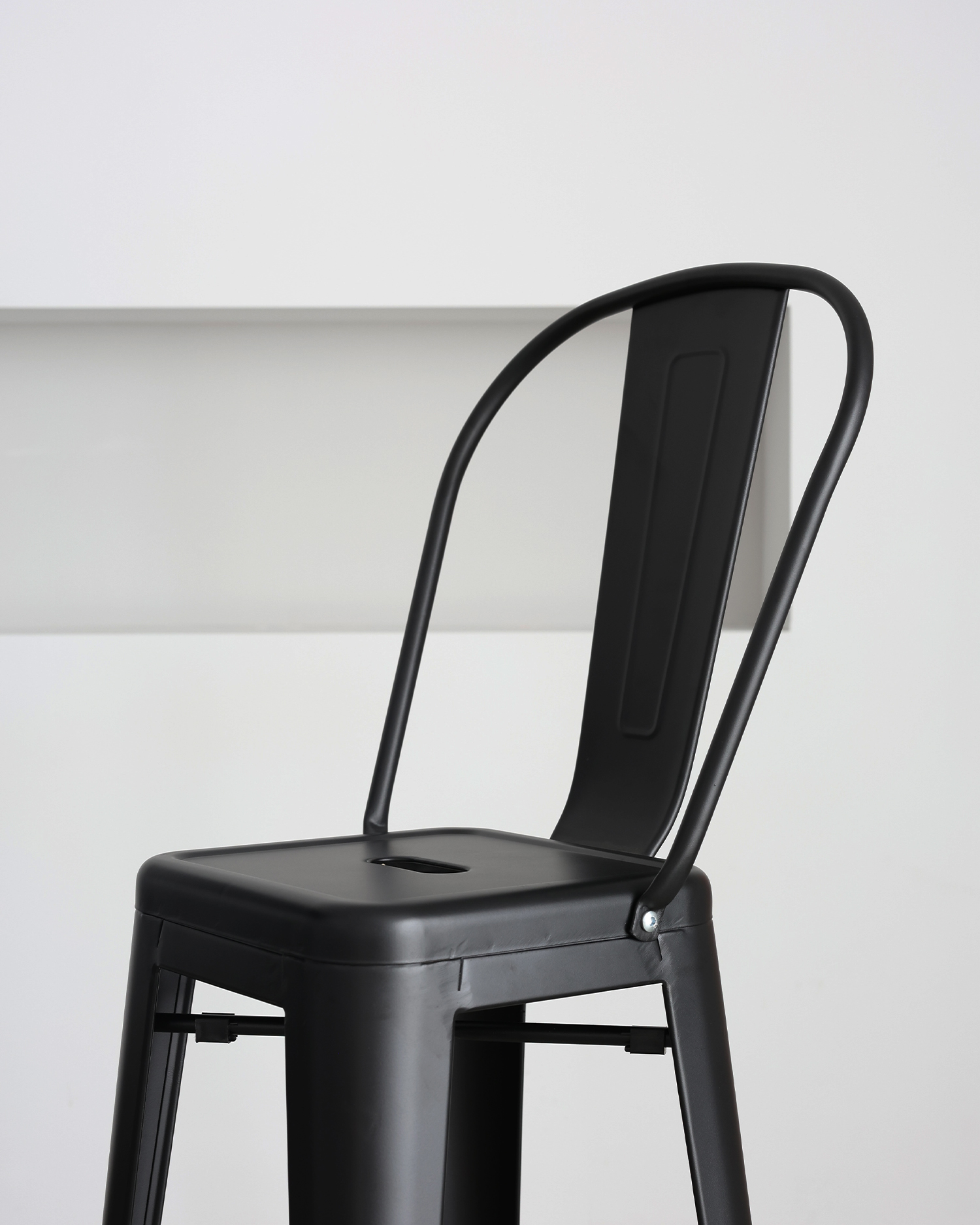 Black Metal Barstool với tựa lưng Black Metal Barstool với tựa lưng