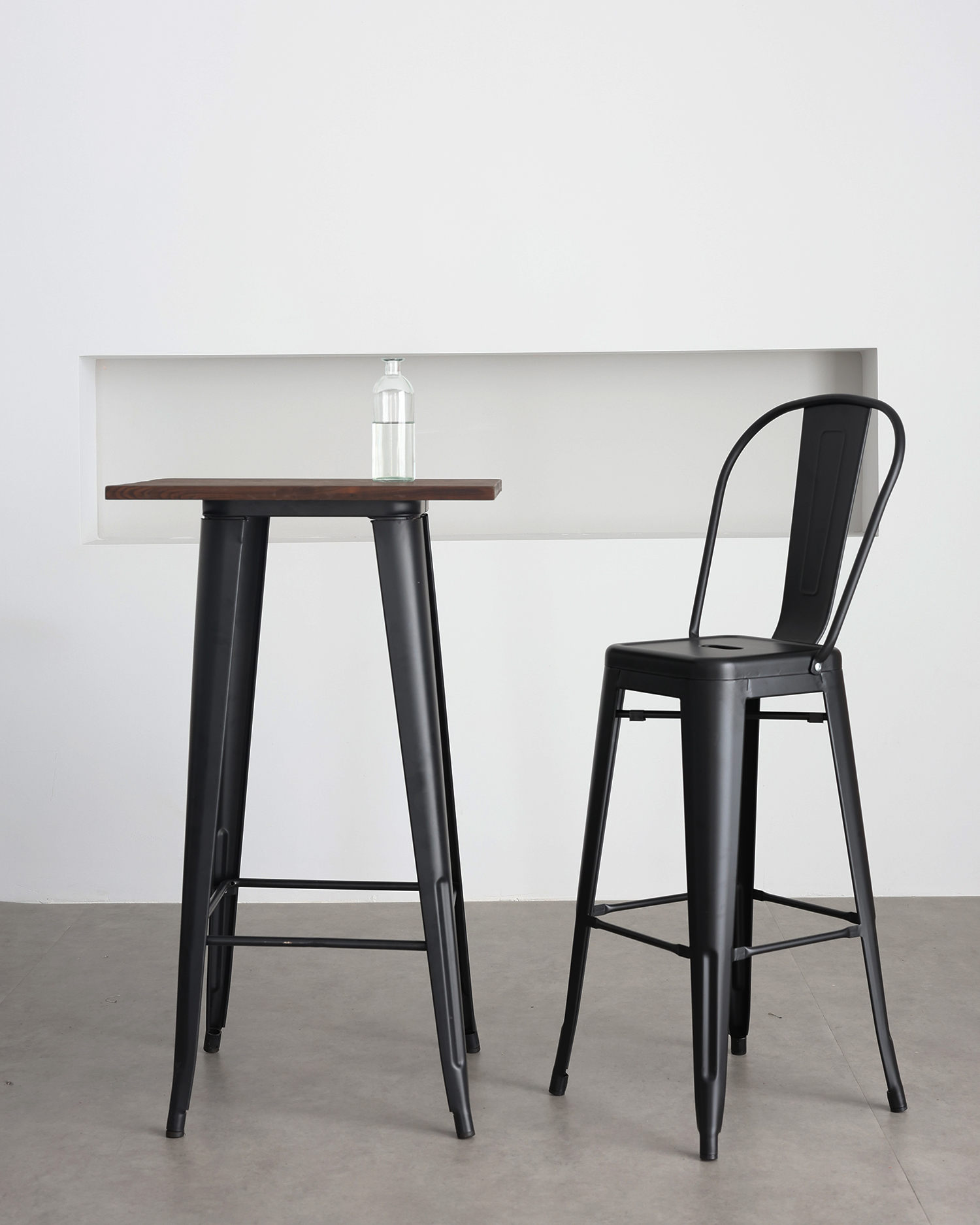 Black Metal Barstool với tựa lưng Black Metal Barstool với tựa lưng